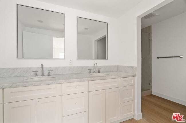 Building Photo - 1722 Palisades Dr