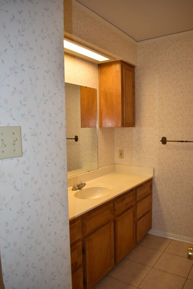 Building Photo - 907 Crymes Ln