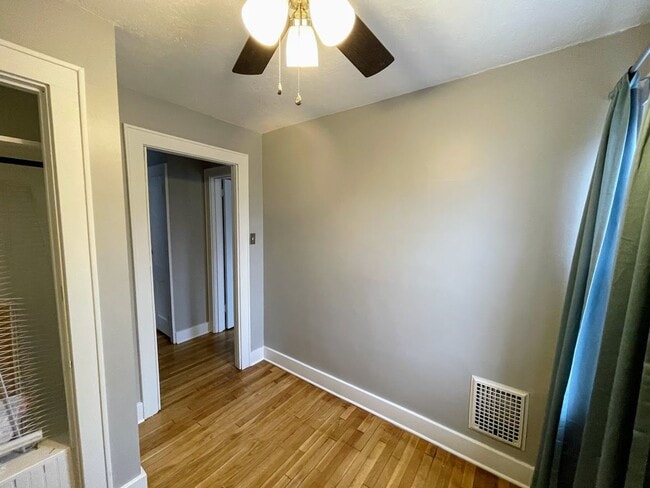 Building Photo - 3 bed 1 bath - Westview, great area, washe...