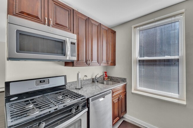 Building Photo - 787 Summit Ave