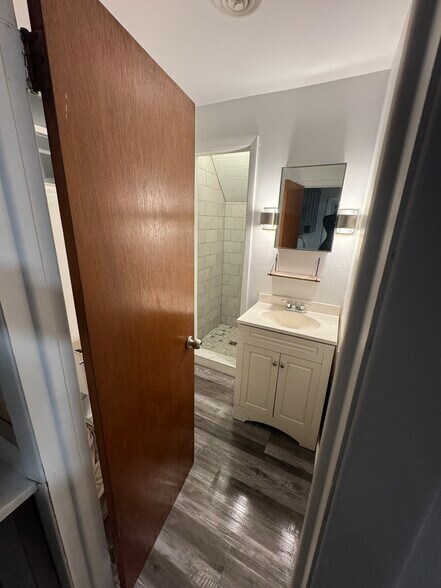 Building Photo - 520 Saratoga Rd