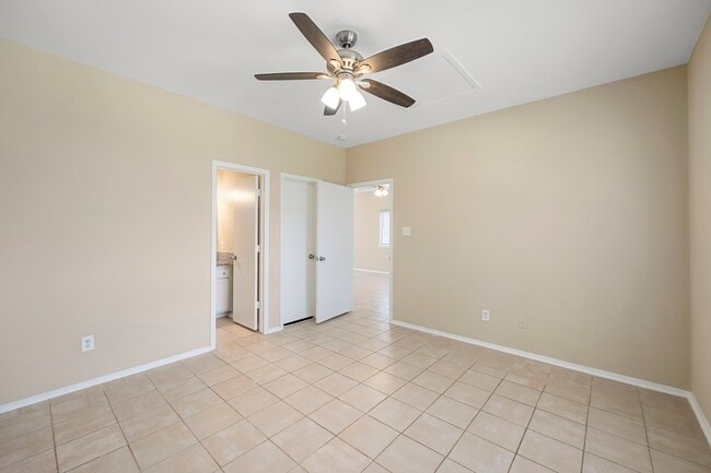 Building Photo - 6158 Settlers Lake Cir E