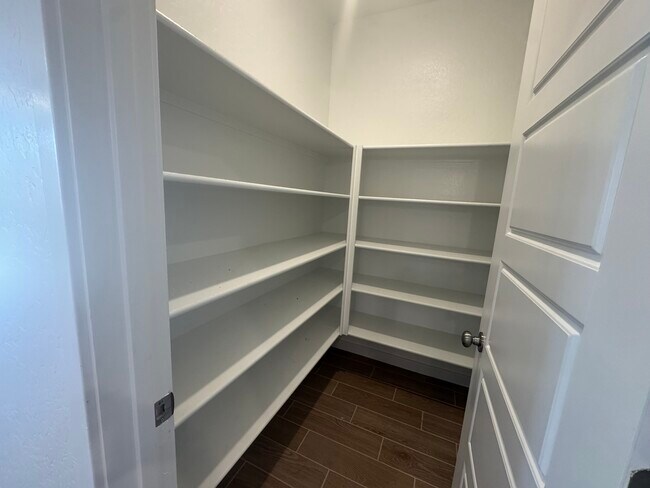 Building Photo - 1083 Traverse Dr S
