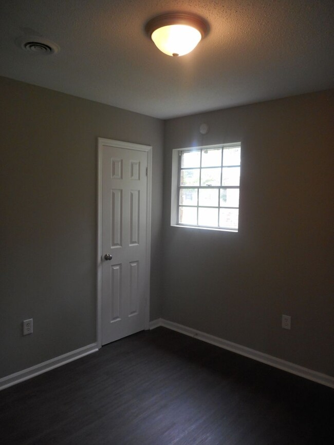 Building Photo - Charming 3 Bedroom, 1.5 Bath Home with Gar...