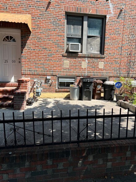 Primary Photo - 2509 35th Ave