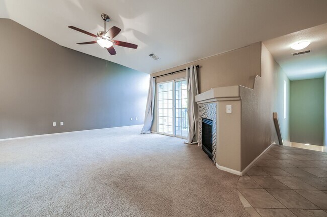 Building Photo - Spacious, Updated 2BR / 2 BA Condo in Gated Community!