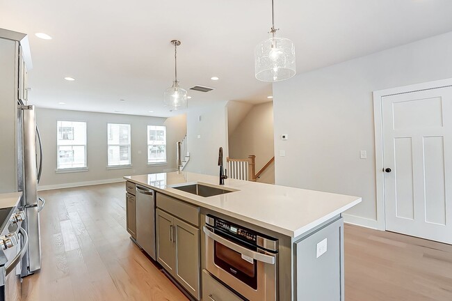 Building Photo - NEW TOWNHOME W/ ROOFTOP TERRACE @ 5West Te...