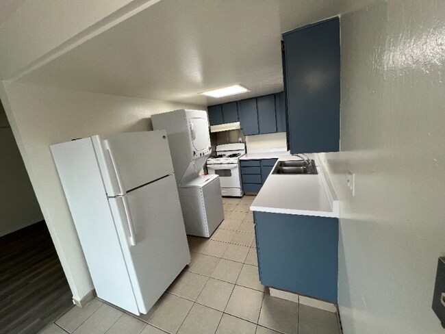 Building Photo - 240 Holly St