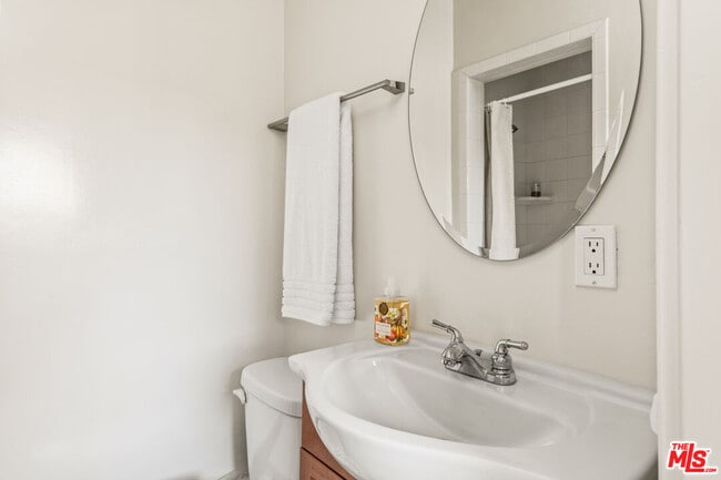 Building Photo - 329 S Reeves Dr