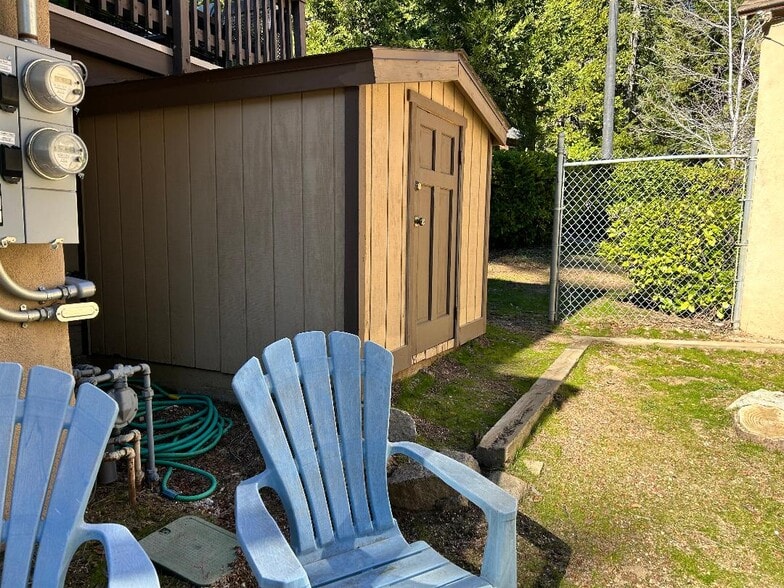 1/2 of storage shed - 291 Crest Cir Dr