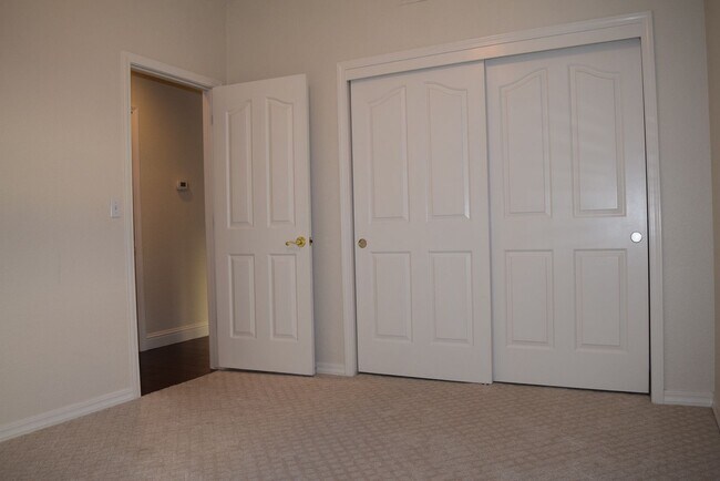 Building Photo - 303 Ironwood Cir