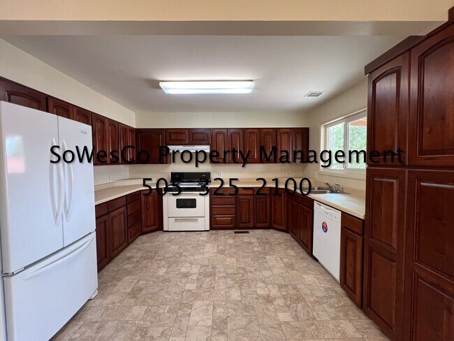 Building Photo - Three Bedroom 2 Bath Home in Central Farmington
