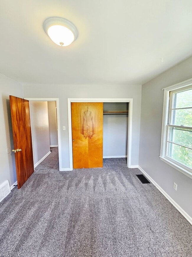 Building Photo - Renovated 2BR/1BA Home