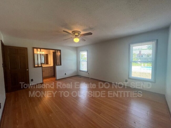 Building Photo - 6149 Lakeway Dr