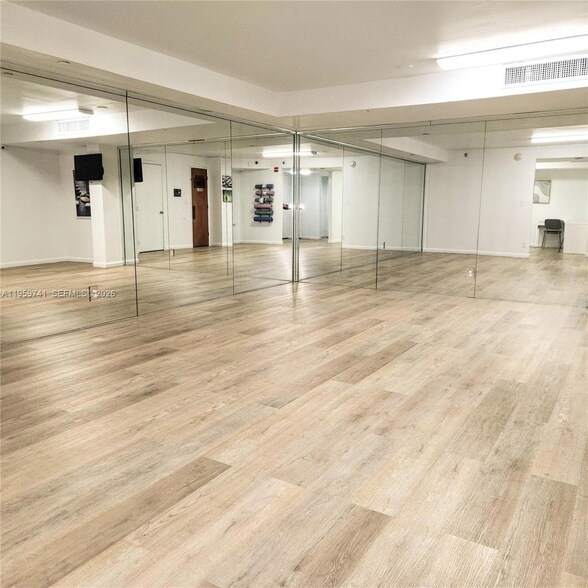 Building Photo - 18181 NE 31st Ct