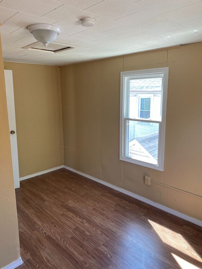 Building Photo - Single Family Home, Valley View School District, Gas heat, Private off Street Parking