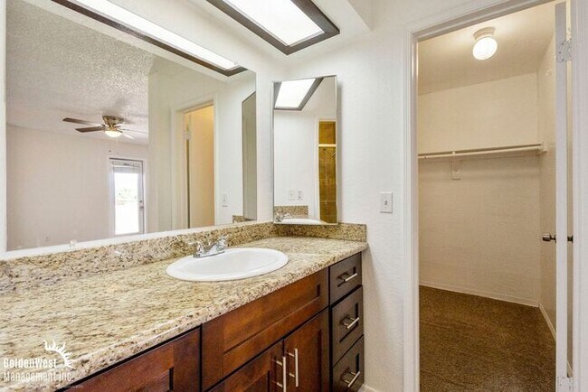 Building Photo - Beautiful 2Bda 2Ba Condo with Fireplace in Scottsdale!