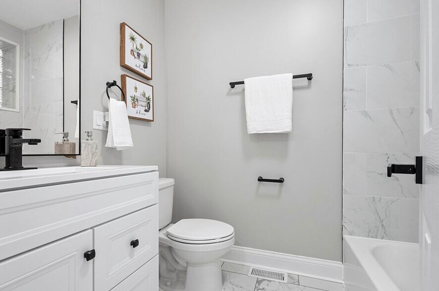 Building Photo - 1809 W Armitage Ave