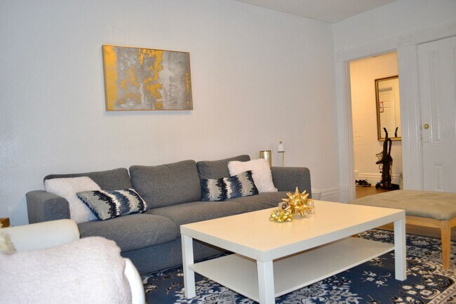 Building Photo - 721 W 32nd St