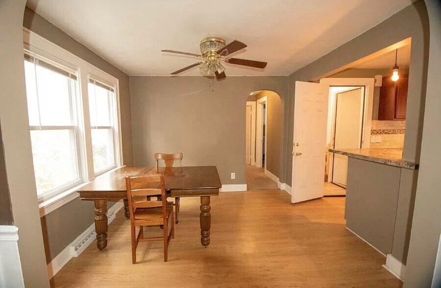 Building Photo - 337 St Lawrence Ave