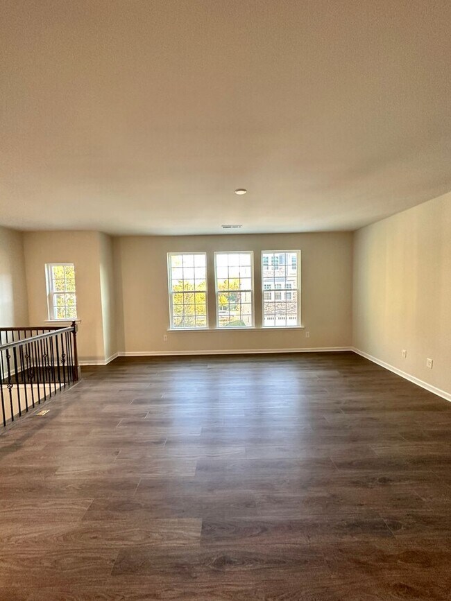 Building Photo - Elegant Townhome located in Ballantyne!