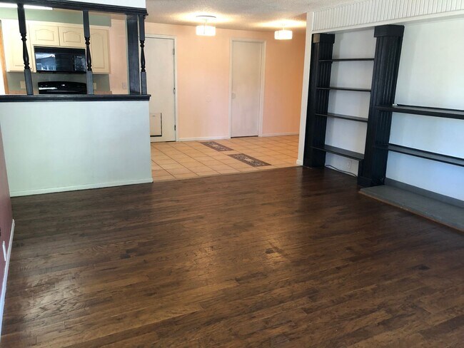 Building Photo - 3 bedroom 1 bath house in Eugene!