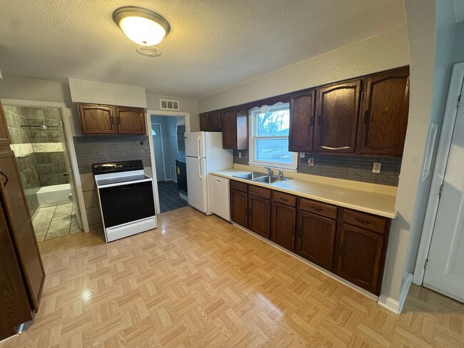 Building Photo - House available for rent