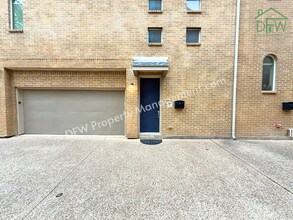 Building Photo - Elegant and Spacious 2-Bedroom Townhome with Rooftop View in Dallas