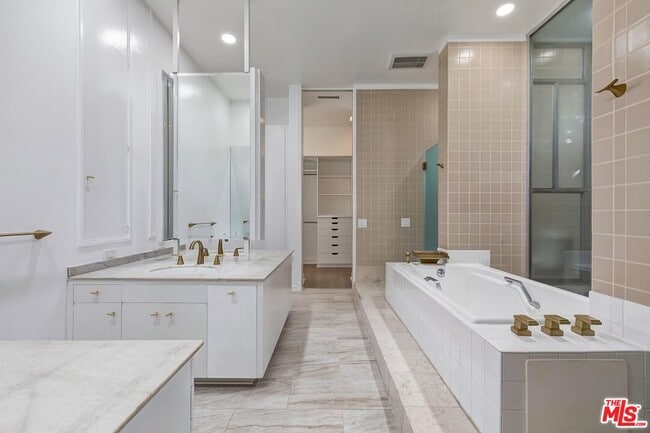 Building Photo - 719 N Bedford Dr