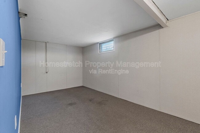 Building Photo - 560 Falcon Dr