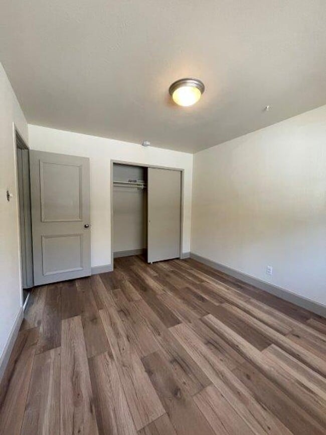 Building Photo - Gorgeous 2 Bedroom in Tahoe Park