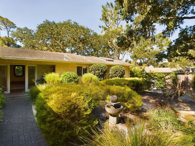 Building Photo - Luxury Living in Pebble Beach