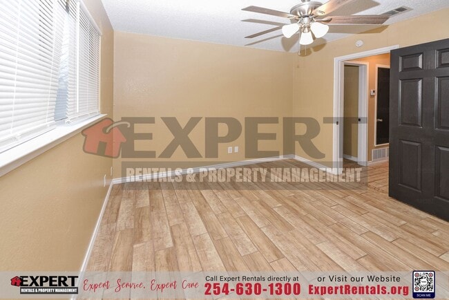 Building Photo - Charming Corner Lot Retreat: 3-Bedroom Hav...