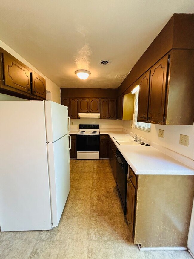 Building Photo - 2 Bedroom, 1.5 Bath Townhouse