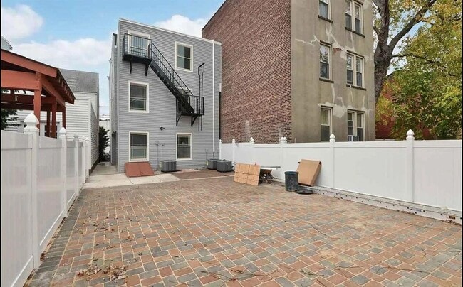 Building Photo - 74 Beacon Ave