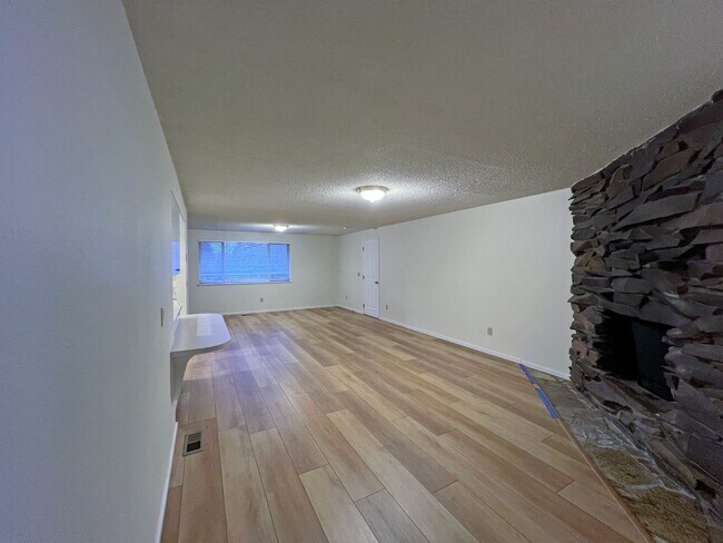 Building Photo - 4 bedroom 2.05 bath rambler on Kent's East...
