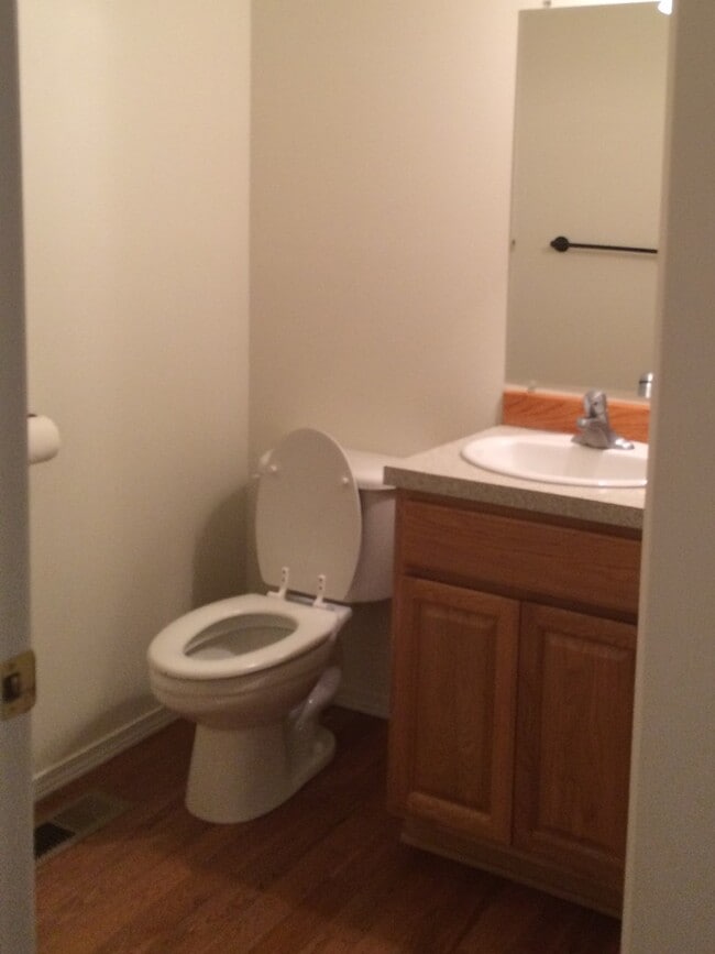Building Photo - 3 Bed, 2.5 Bath on Sunnyside Hill!