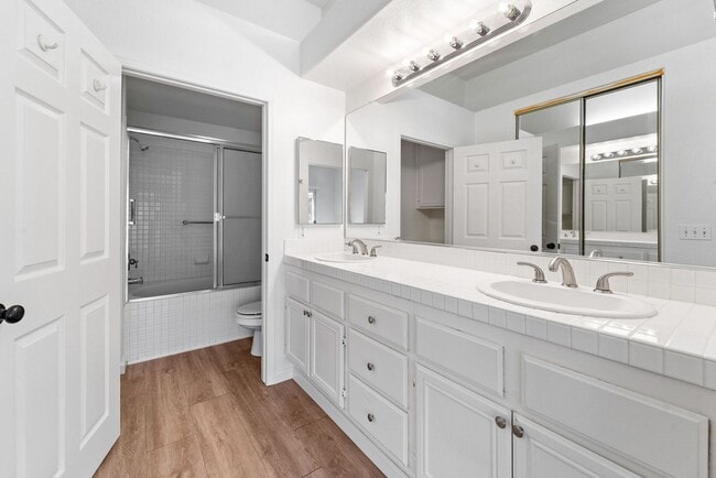 Building Photo - Charming 2 Bed | 2 Bath Single-Story Home with Golf Course Views!