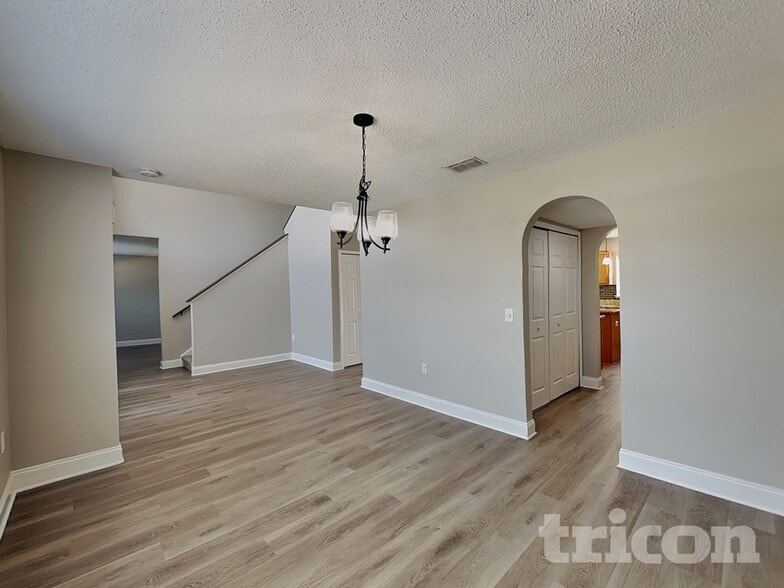 Building Photo - 13561 Linden Dr