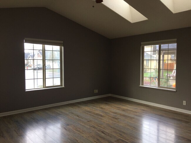 Building Photo - Spacious home in desirable neighborhood in Creswell, OR.