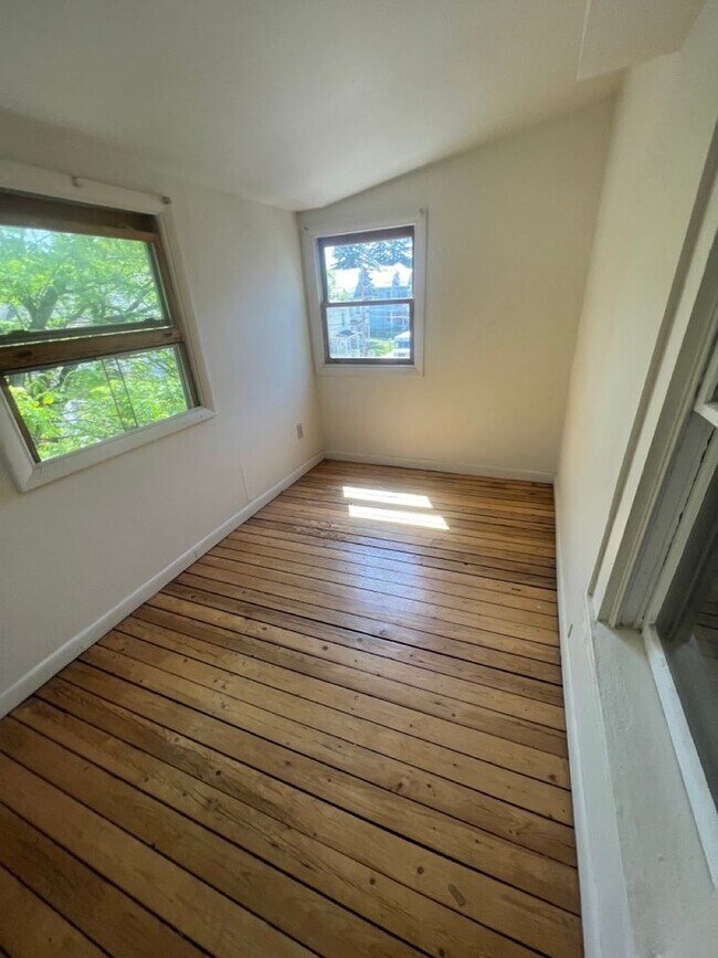 Building Photo - 52 Hickok Pl