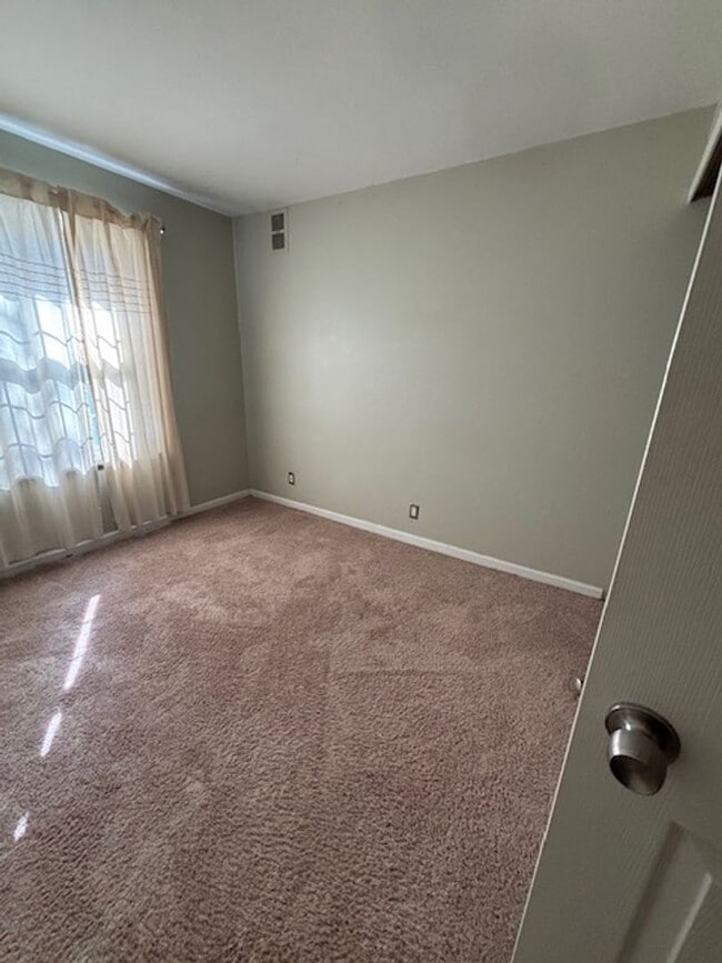 Building Photo - 2 BEDROOM/2 BATH CONDO FOR LEASE IN NORTHVILLE