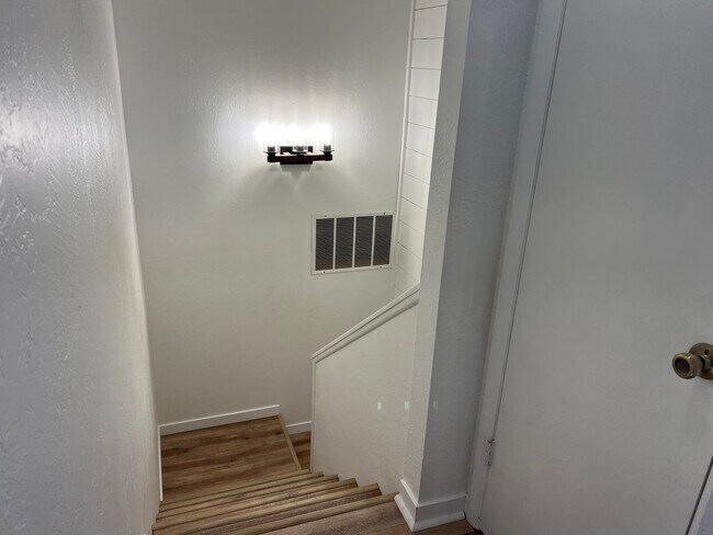 Building Photo - 4 Bedroom 2 bath home near lake Tenkiller with office