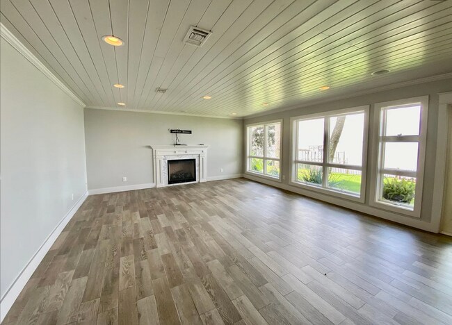 Building Photo - 2380 W Bayshore Rd
