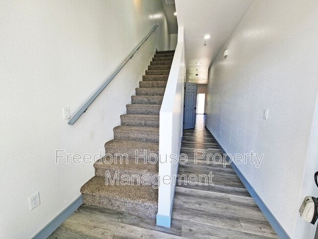 Building Photo - 382 Erin St