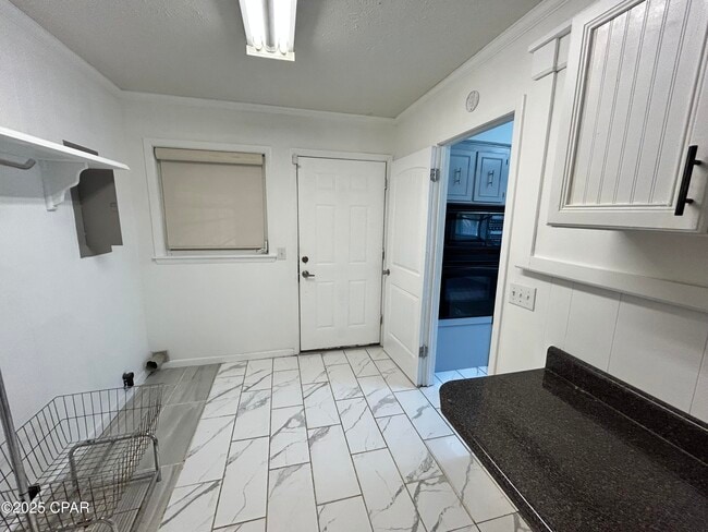 Building Photo - 205 Sunset Ln