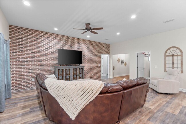 Building Photo - 48B Longwood Drive