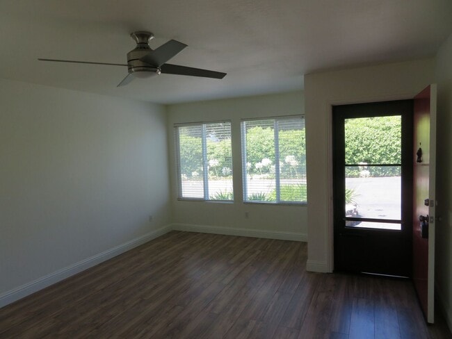 Building Photo - Beautiful 2 bed 1 bath end unit Townhome i...