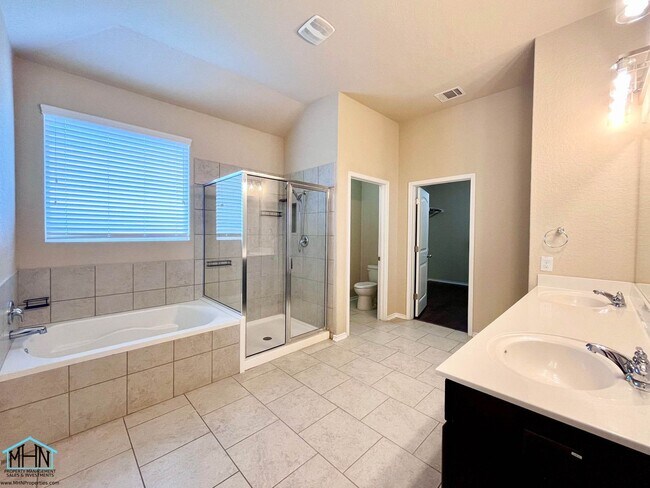 Building Photo - A Stunning 5-Bedroom, 2.5-Bathroom Home in the Heart of San Antonio, Texas!