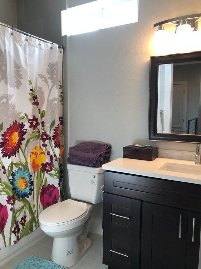 Building Photo - BEAUTIFUL, OPEN TOWNHOUSE CLOSE TO DOWNTOWN